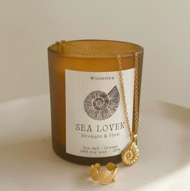 Vela Sea Lover Âmbar + Acessório Surpresa